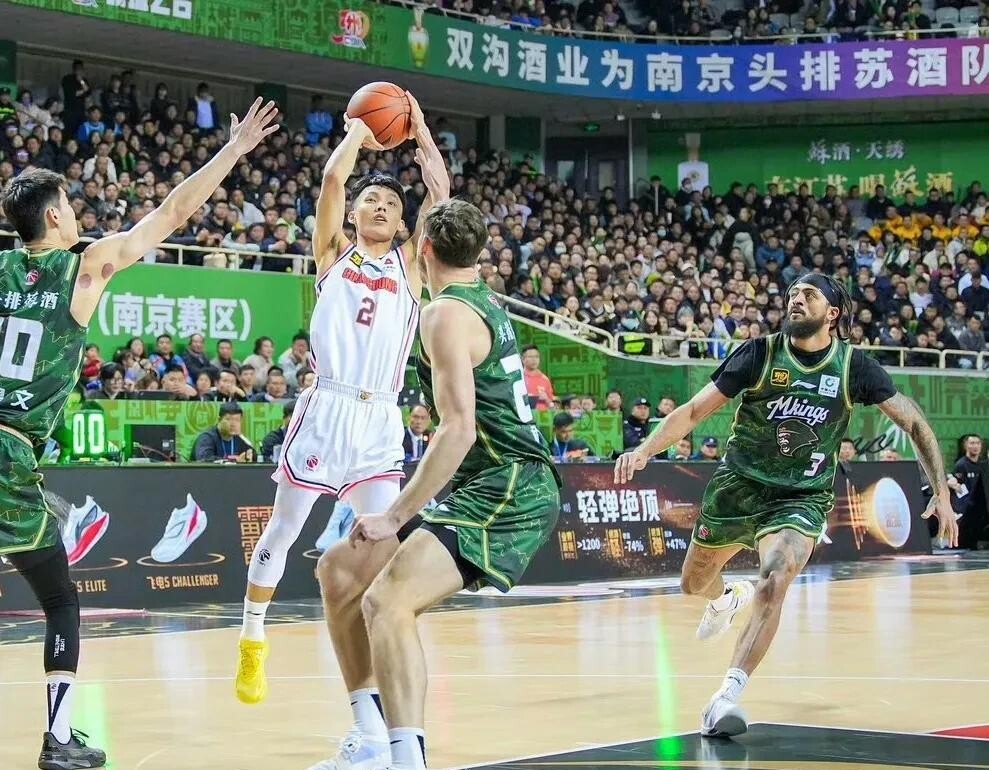 广东宏远队力争夺冠，壮志凌云再战球场