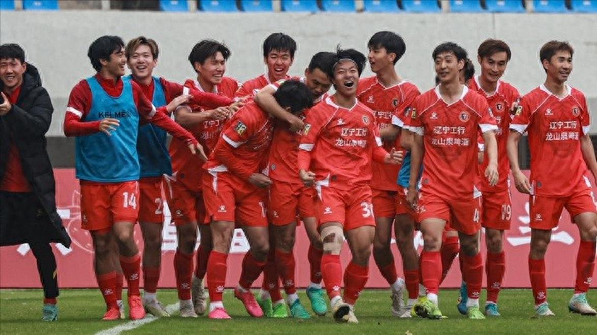 关于2025中甲巅峰对决：重庆铜梁龙VS辽宁铁人，冲超之路的信息