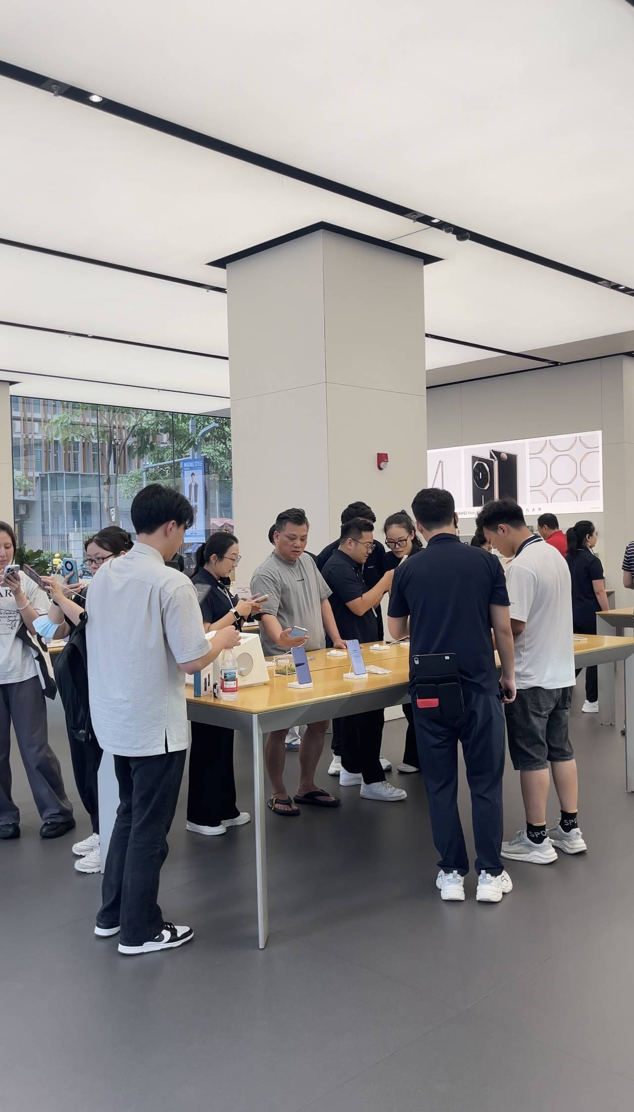 83岁老人现场开箱Pura80：喜欢华为11年的简单介绍