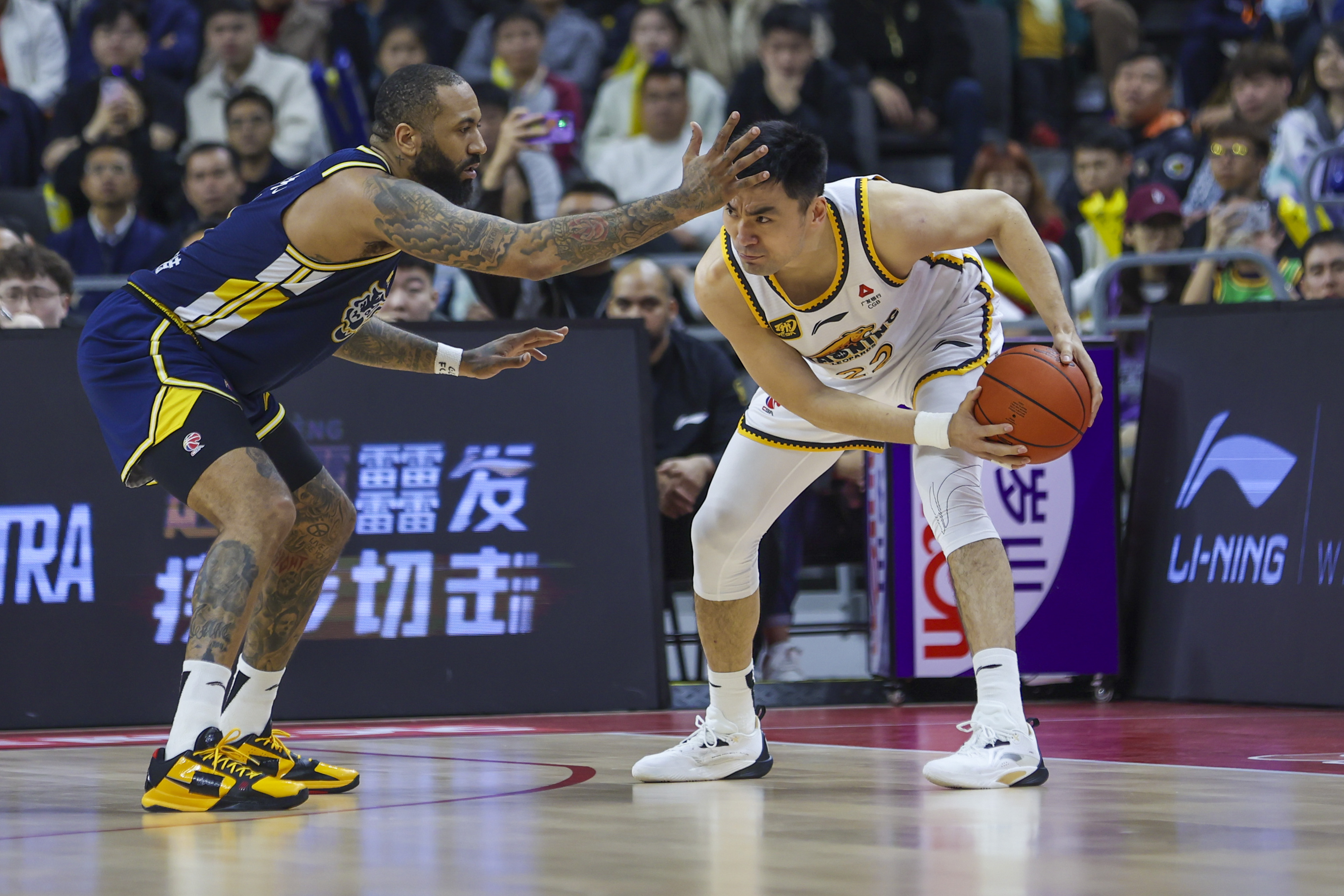 球场争夺激烈，球员拼尽全力争取每一分
